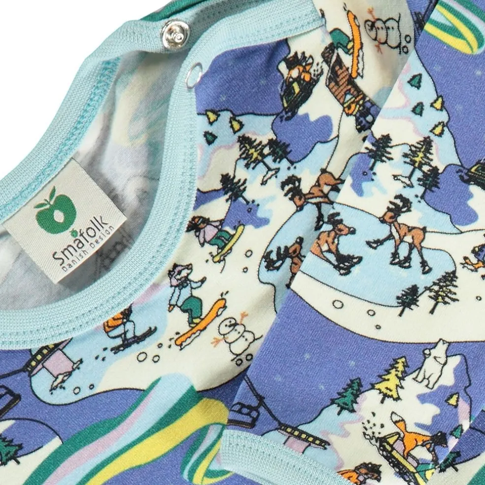 Långärmad Onesie i Federal Blue med vinterlandskap
