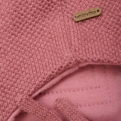 Mössa i Dusty Rose med avtagbar fuskpäls och knytband